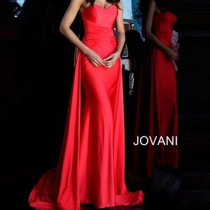NWOT Red Jovani size 4 with overskirt